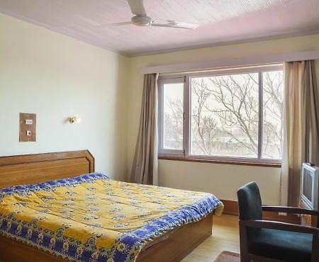 Hotel Pamposh Srīnagar Dış mekan fotoğraf