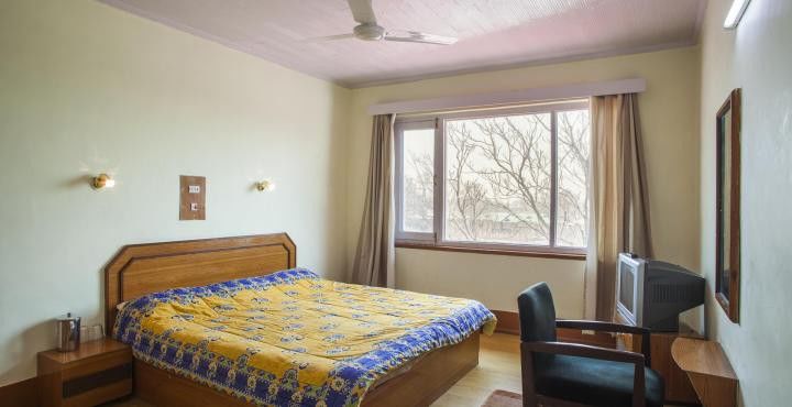 Hotel Pamposh Srīnagar Dış mekan fotoğraf
