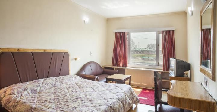Hotel Pamposh Srīnagar Dış mekan fotoğraf