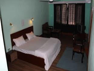 Hotel Pamposh Srīnagar Dış mekan fotoğraf