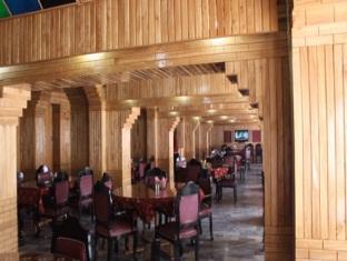 Hotel Pamposh Srīnagar Dış mekan fotoğraf
